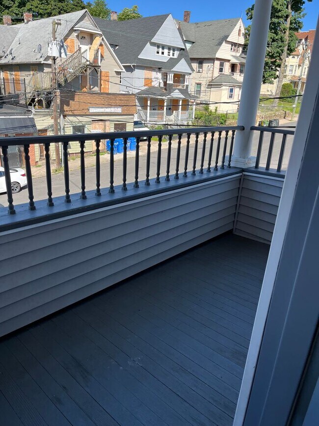 Building Photo - Newly Remodeled Large 3 Bedroom in Quiet 3 Family Home