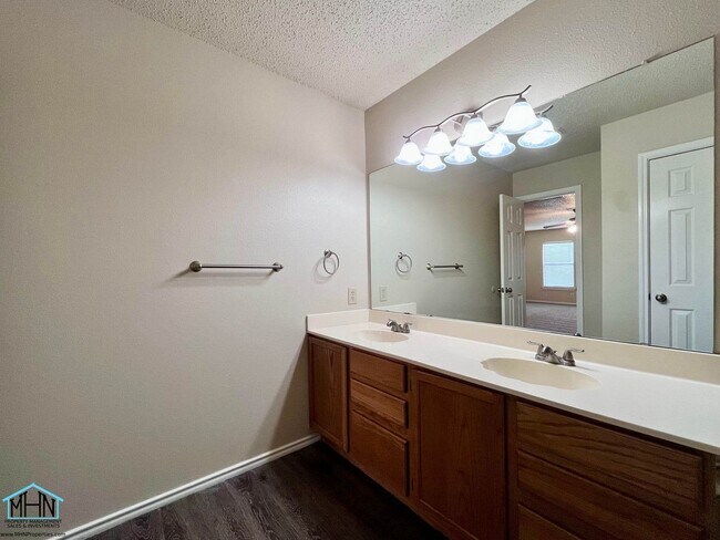 Building Photo - 8143 Chestnut Manor Dr