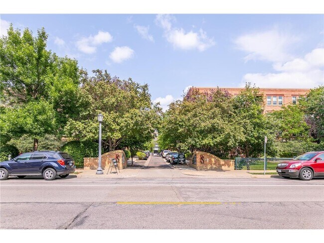 Building Photo - 680 N 2nd St