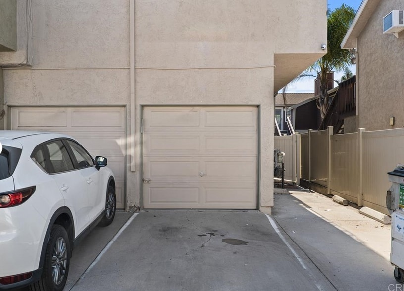 Garage and extra parking spot - 4425 Kansas St