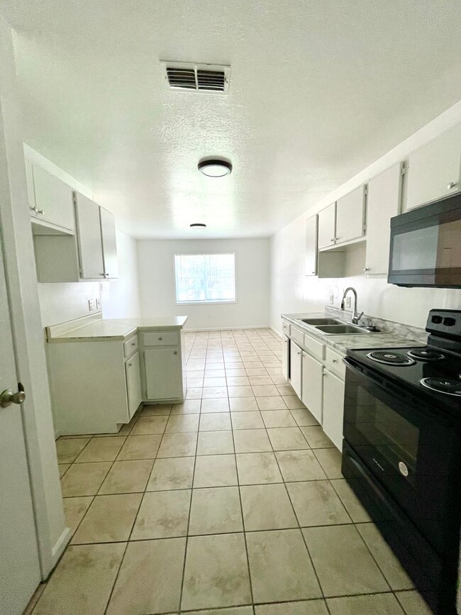 Building Photo - 2 Bed / 1 Bath Apartment In Truman Availab...