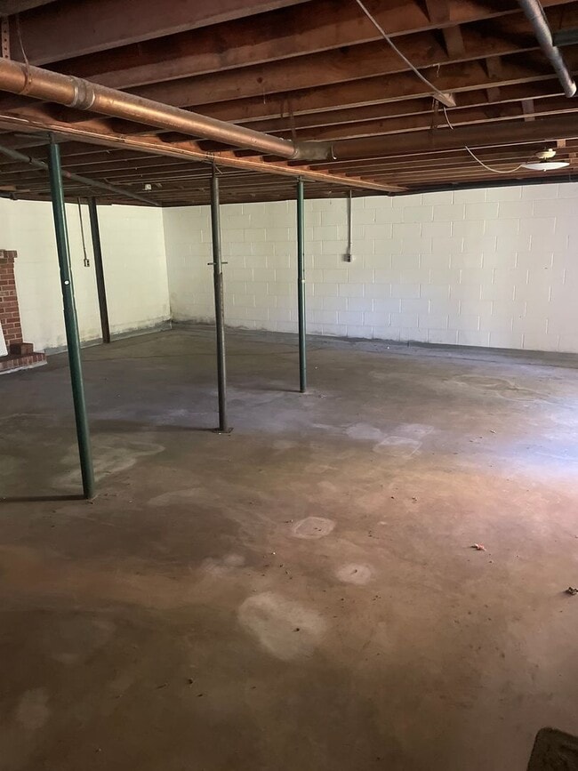 Building Photo - 2569 Lake Forest Dr