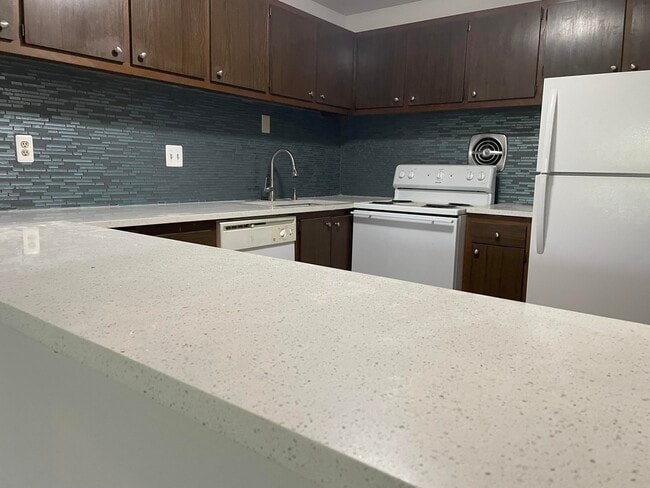 Building Photo - 1315 E Elmdale Ct