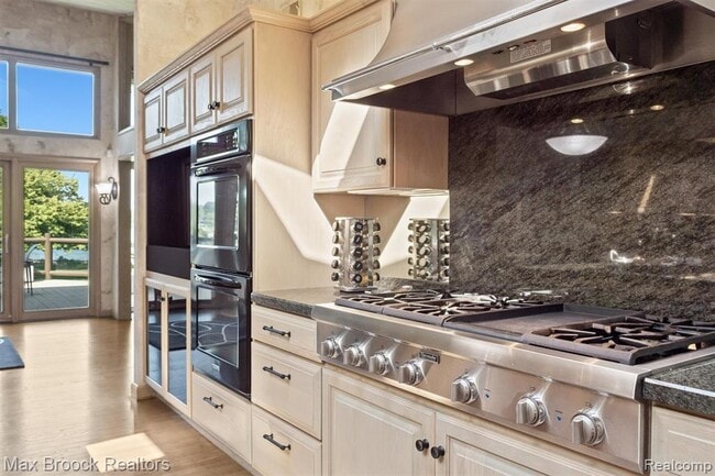 Building Photo - 3333 W Shore Dr