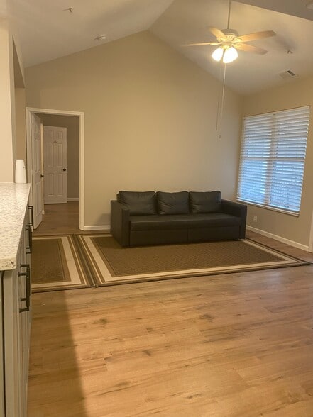 Building Photo - 46628 Drysdale Ter