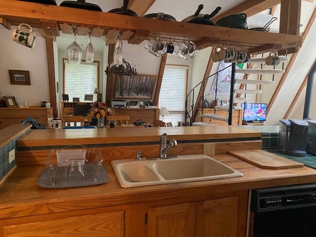Building Photo - 2 Bedroom 2 bath Mountain Chalet close to ...