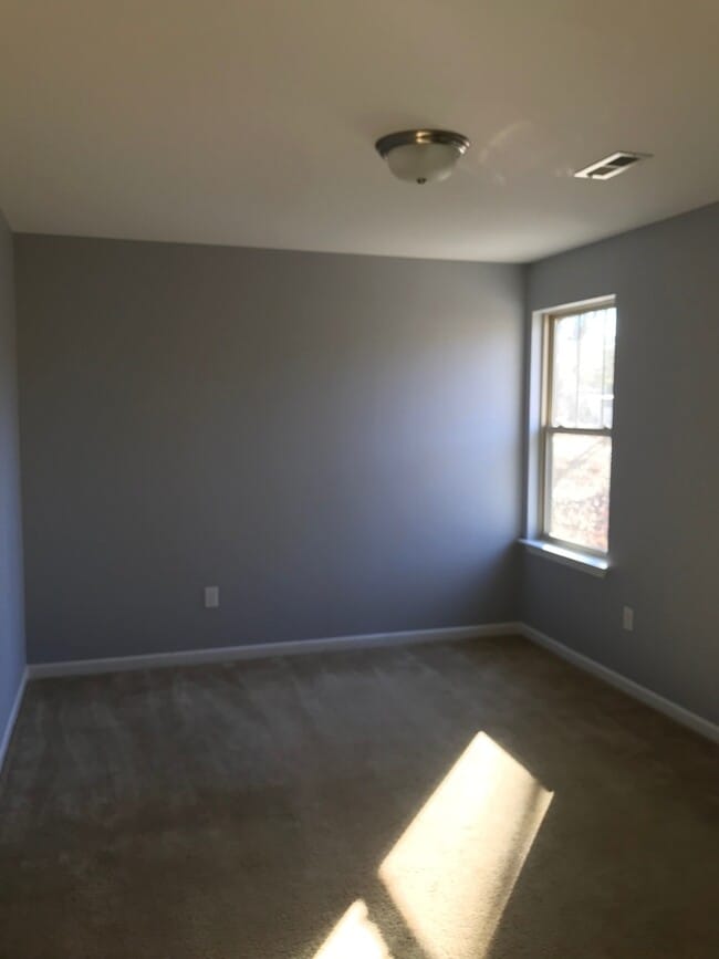 Building Photo - 4 bedroom, 2.5 bath centrally located in T...