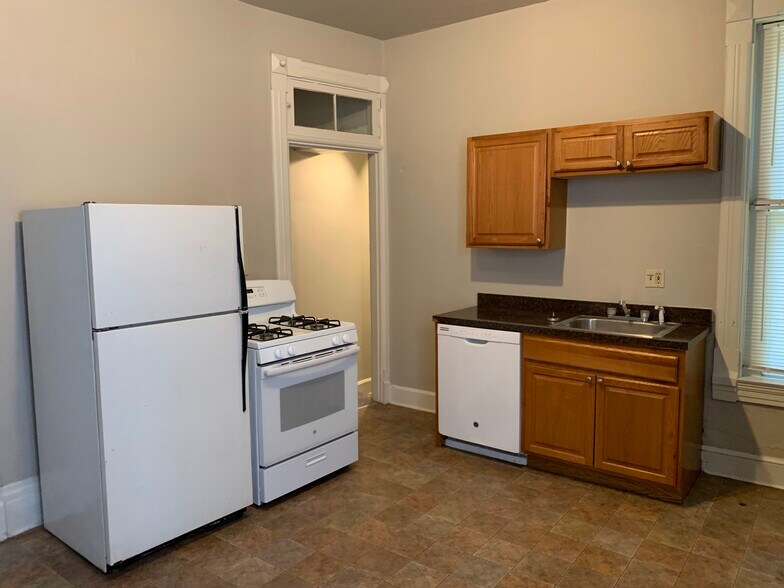 Building Photo - 114 Parker St