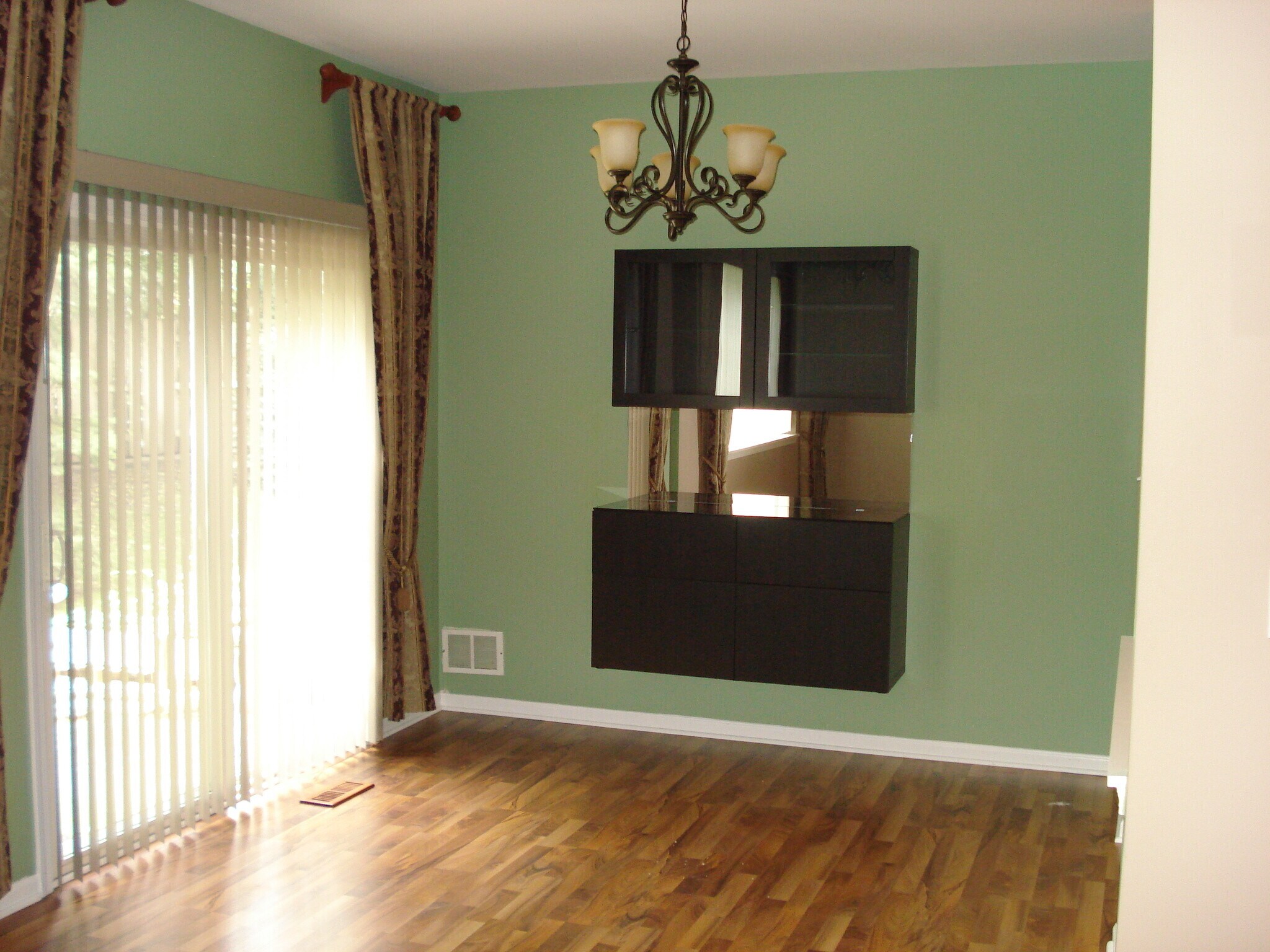 Building Photo - 1022 Evergreen Cir