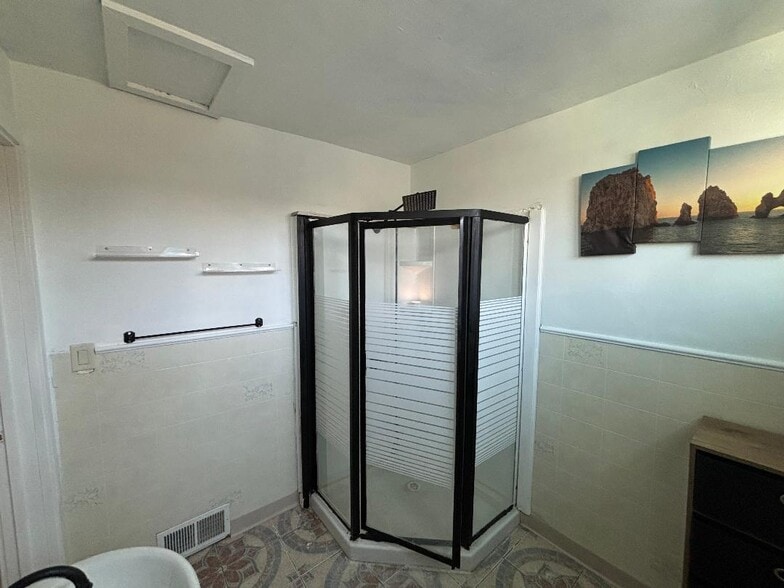 Building Photo - 520 Lawrence Ave