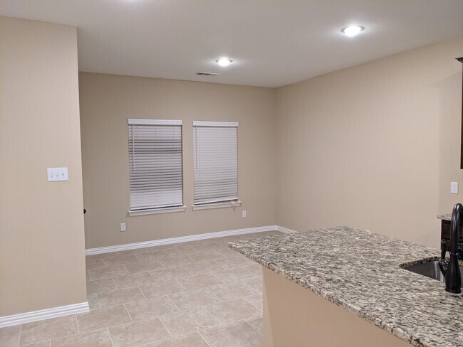 Building Photo - 128 Canales Cir