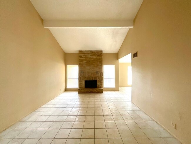 Building Photo - Available Now! 3 Bedroom / 2 Bath Home Nea...