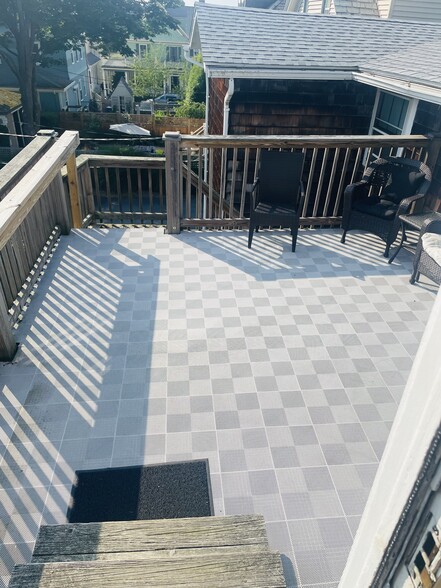 Shared Deck - 36 Kay St