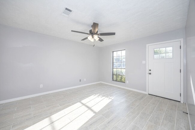 Building Photo - Charming 3-Bed, 1-Bath Home - Fully Remode...