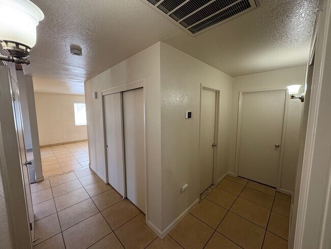 Building Photo - Cozy Home On Spacious Lot In Tulare Available Now!