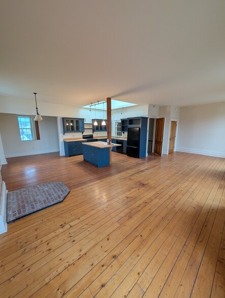 Building Photo - 332 Main St