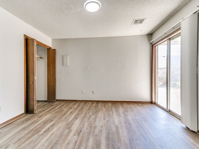 Building Photo - Charming West Norman Duplex