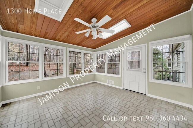 Building Photo - 1300 Home Pl