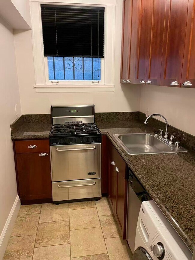 Building Photo - Nice studio near Space Needle in downtown Seattle for rent!