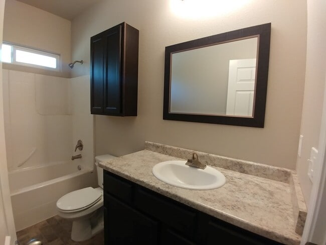 Building Photo - 3 Bedroom 2 Bathroom Home