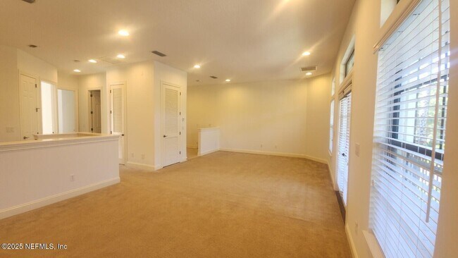 Building Photo - 654 S Loop Pkwy