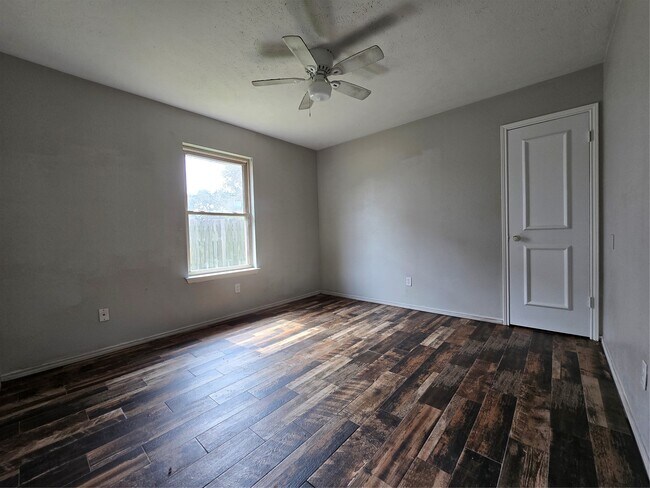 Building Photo - 1818 Pine Hollow Dr