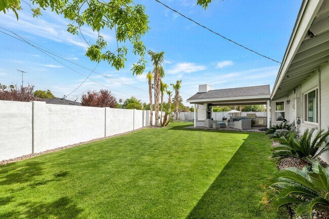 Building Photo - 6202 E Calle Redonda