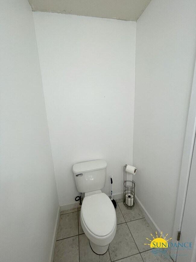 Building Photo - Lovely 2 Story end unit Townhouse in Fort Walton!