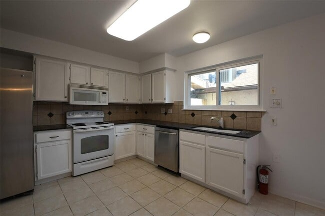 Building Photo - 7521 Beaudelaire Cir