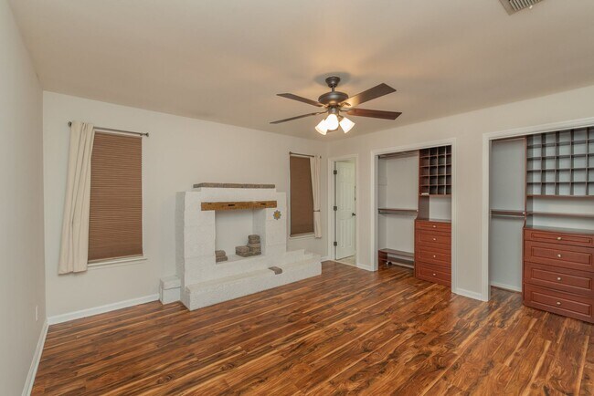 Building Photo - Fully Updated 3BR/2BA in Martinez – Vaulted Ceilings, Stone Fireplace & Fenced Yard!