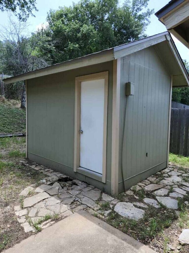 Building Photo - Recently Renovated 3/2 Home in South Austin with Bonus Room + Additional Storage