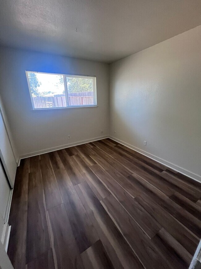 Building Photo - NICE UPDATED DUPLEX IN SACRAMENTO!!