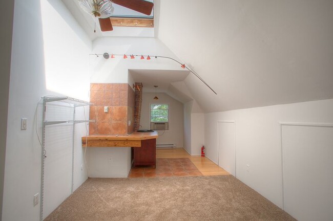 Building Photo - 82 Elm St