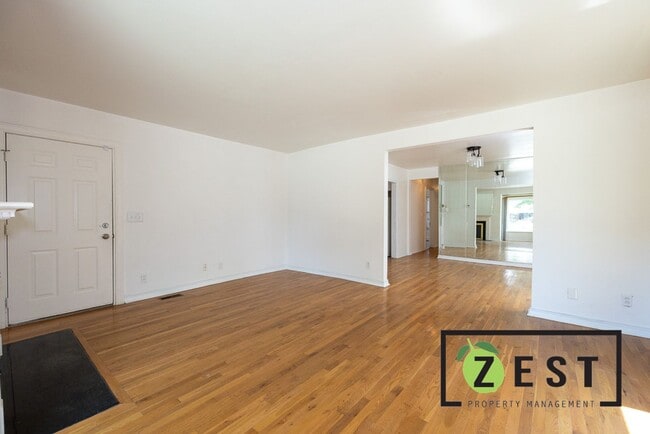 Building Photo - ***OPEN HOUSE SAT. OCT. 11TH 2025 10-10:30AM*** Spacious Upper Flat with Bonus Room, Garage, and ...