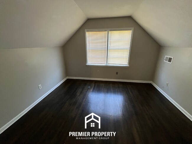 Building Photo - Spacious 4BR/2BA Home in Whitehaven | Hardwood Floors & 2-Car Garage