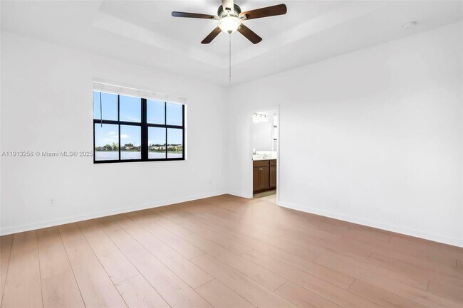 Building Photo - 9583 Town Parc Cir N