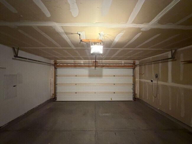 Building Photo - 3 Bedroom Single Story Home Available Near Dellyne Ave NW & Unser Blvd NW!