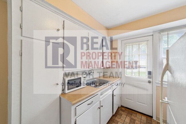 Building Photo - 2bd/1bth - Side by side Duplex in Shaker H...