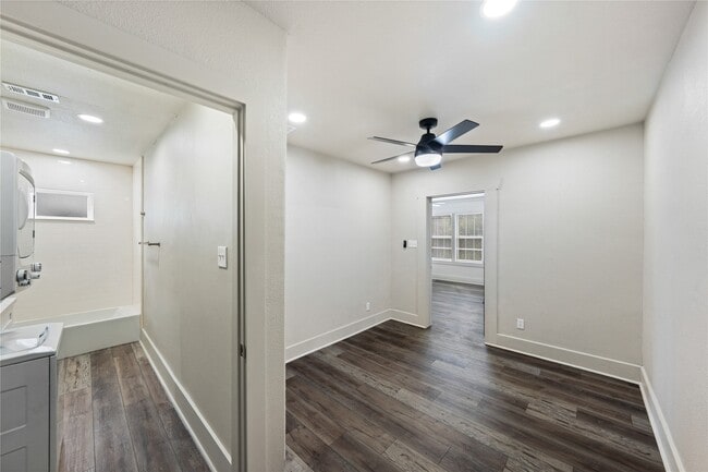 Building Photo - 211 N Milby St