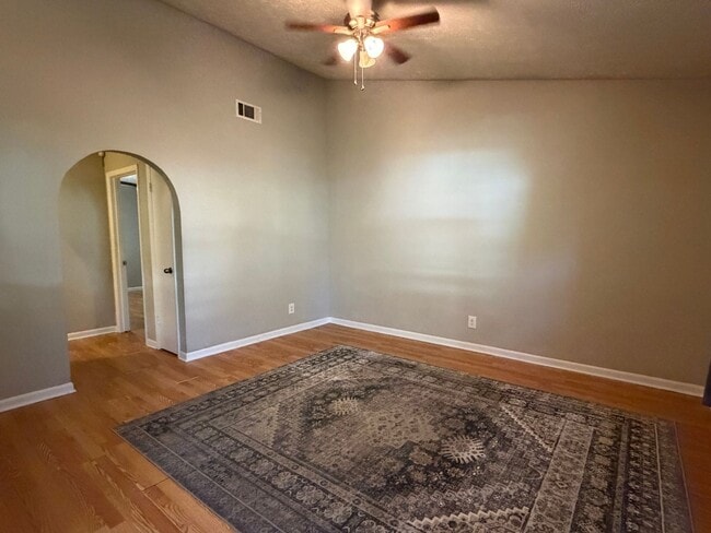 Building Photo - AVAILABLE NOW! (Pet Friendly)