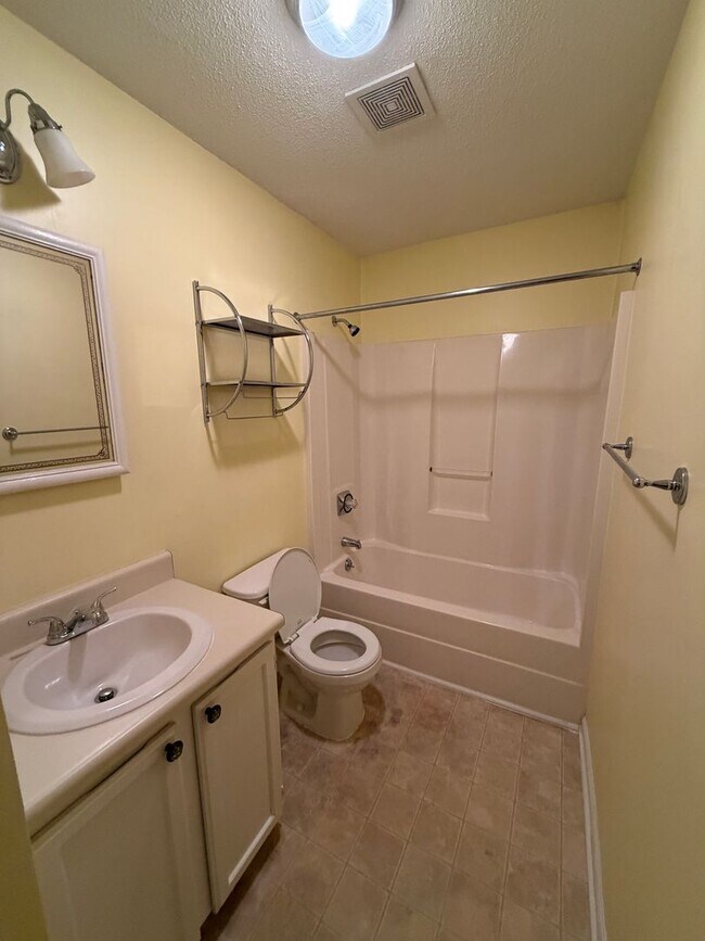 Building Photo - Coming soon! Property, being updated, 1 mile to shops, central Wilmington 3 BEDROOMS!