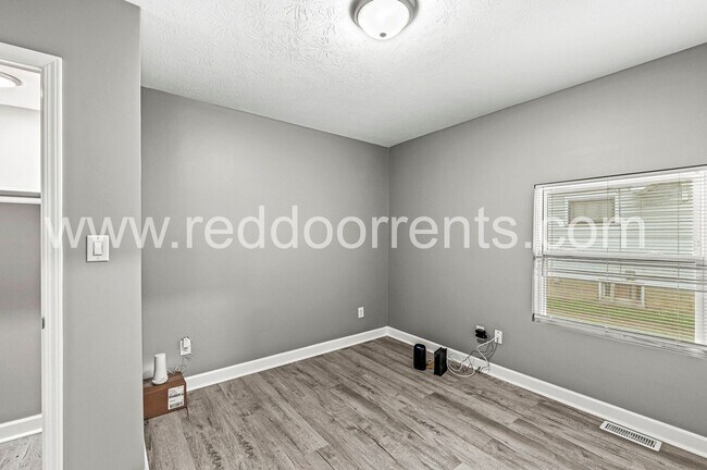 Building Photo - Spacious 3-Bed, 2-Bath Home | 1,590 Sq Ft ...