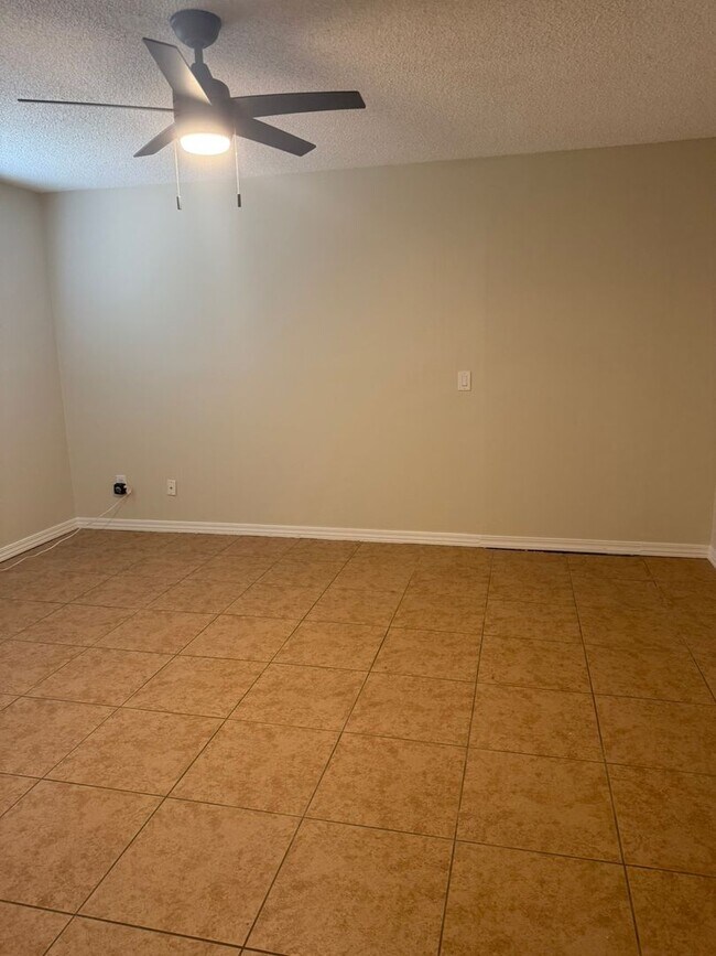 Building Photo - Spacious 4-Bedroom + 2 Bonus Rooms | Near ...