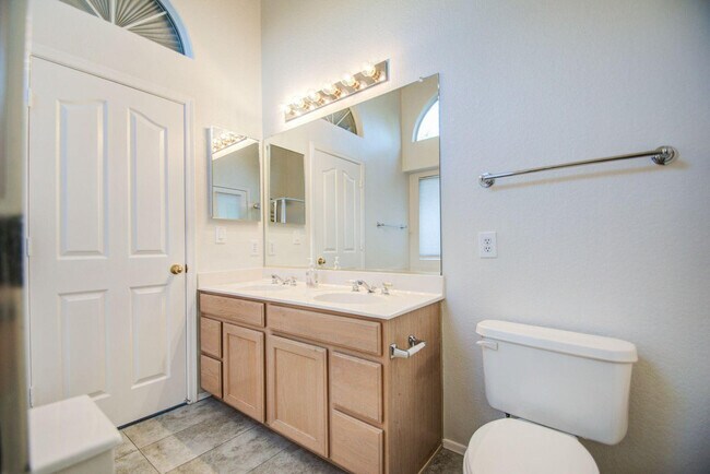 Building Photo - 3216 E Muirwood Dr