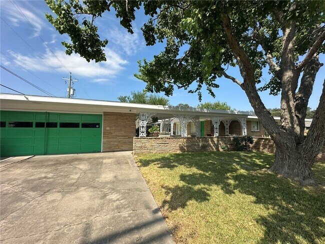 Building Photo - 301 Bermuda Pl