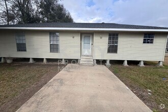 Building Photo - 3 Bedroom 2 Bathroom House Now available i...