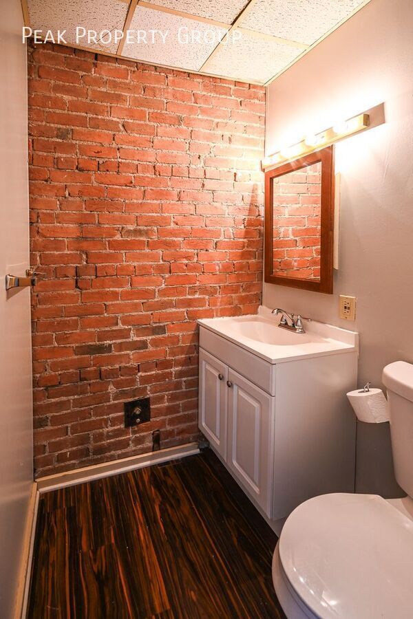 Building Photo - 32 E Hollister St