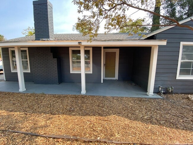 Building Photo - Beauitfully upgrade 3 Bedroom on large lot!
