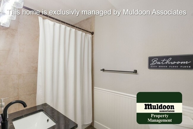 Building Photo - Beautifully remodeled Centrally located bu...