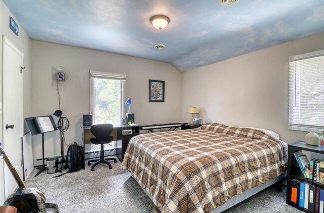 Building Photo - 5 bed 2 bath house close to Concordia and MSUM